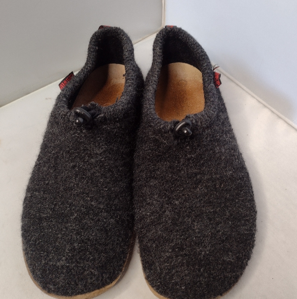 Slippers - Picture 2 of 6